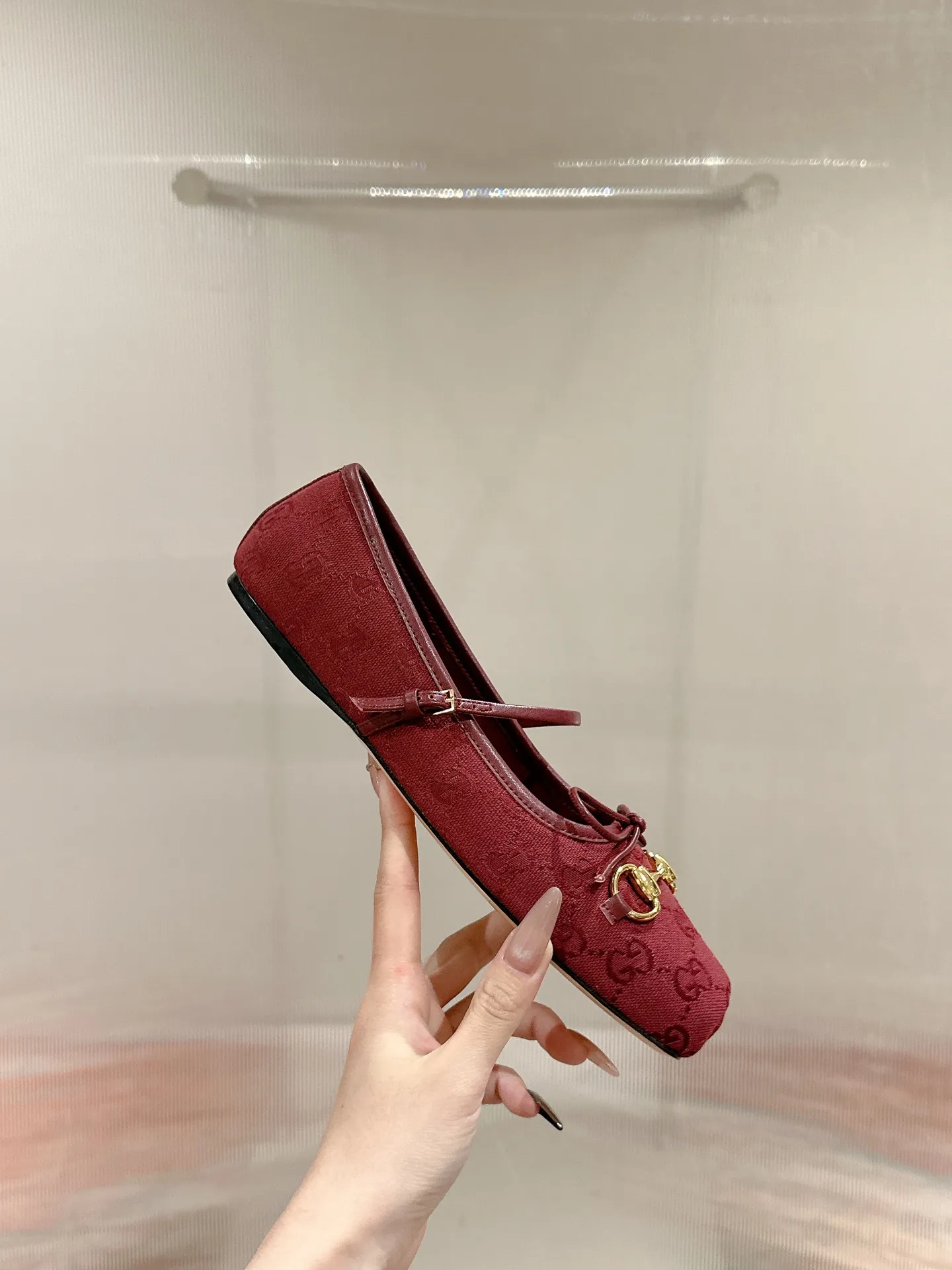 👟👟Ex-factory price 520👟👟 Gucci 2025 early spring 25 series new products🆕Flat ballet shoes horsebit new small square toe shoes, square toe design with elegant bow details, classic, refined, elegant, playful and fashionable flat shoes, creating an excellent wearing experience ▪️Fabric: original custom canvas/sheepskin ▪️Inner lining/foot pads: high-end custom sheepskin lining ▪️Heel height: flat ▪️Outsole: Italian genuine leather ▪️Number of yards: 35-39 (40.41 customized, non-refundable)